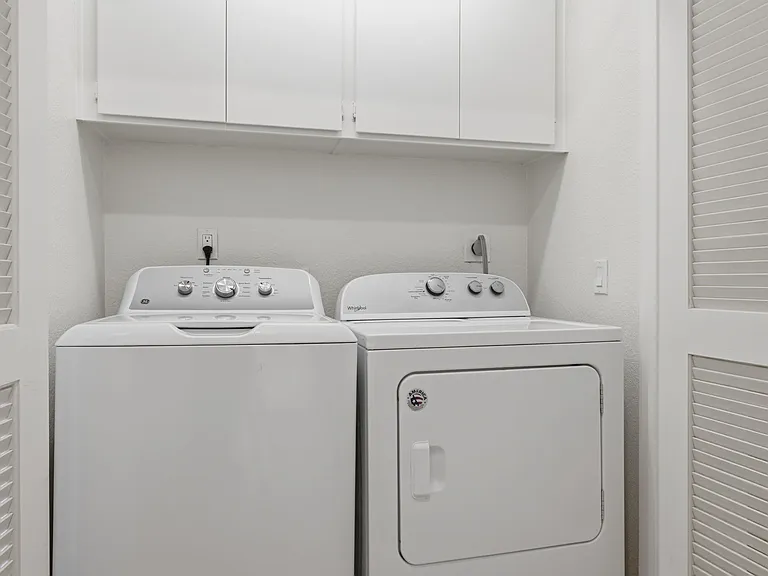 Bel Mondo Condos — Photo 35