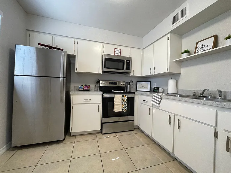 900 E Airport Blvd — Photo 37