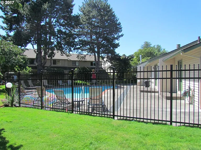 Pool, Commons