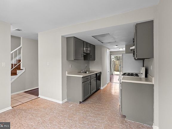 3rd image of 5773 Yellowrose Ct