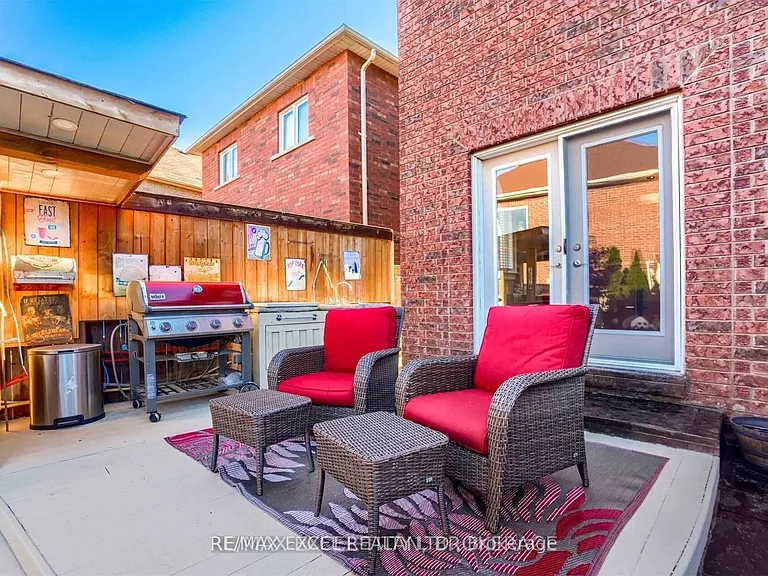 10 Pondmede Cres — Photo 21