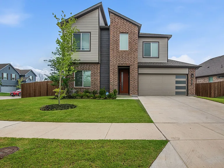 1501 Woodpecker St — Photo 2