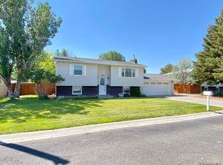 1802 Loch Ness Dr, Rawlins, WY 82301