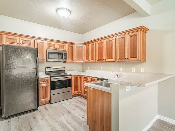 4th image of 485 W 1465 N APT 101