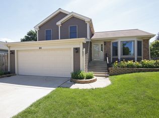 985 Honeysuckle Dr, Wheeling, IL 60090