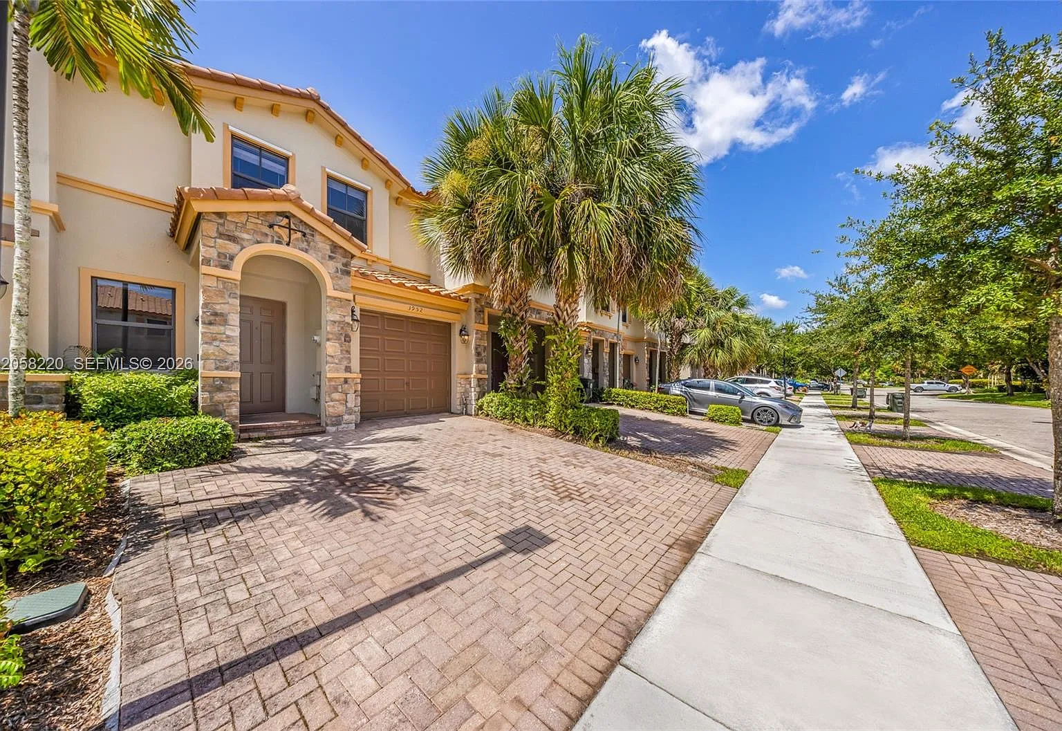 3952 Devenshire Ct - 3952 — Photo 1