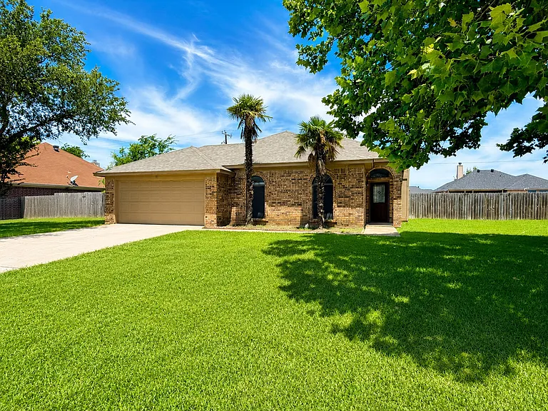 310 Shirley Dr — Photo 1
