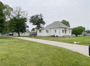 828 S Indiana St, Ashmore, IL 61912