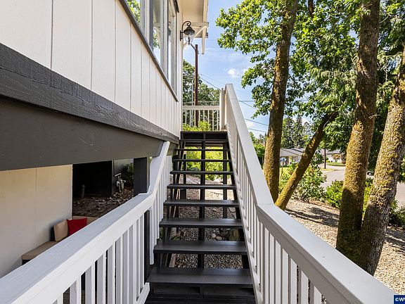 5th image of 1408 Greenwood Dr NE