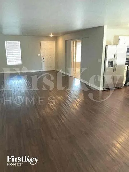 4 bed, 2.0 bath, 1719 sqft, $2,295 — Photo 2