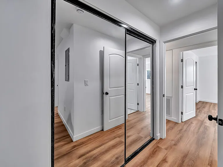11845 Hamlin St — Photo 31