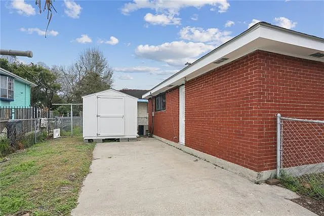 3 bed, 2.0 bath, 1377 sqft, $1,800 — Photo 3