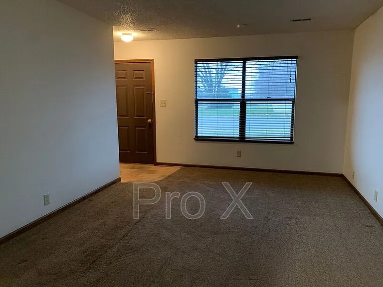 423 W Elk St — Photo 4