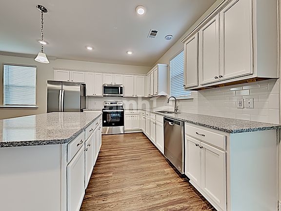 3rd image of 315 Lakeside Blvd