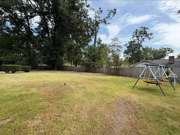 2102 Elmwood Dr — Photo 24