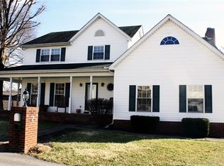 7 Hayes Ln, Hurricane, WV 25526