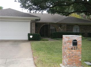 617 Raintree Ct, Arlington, TX 76012