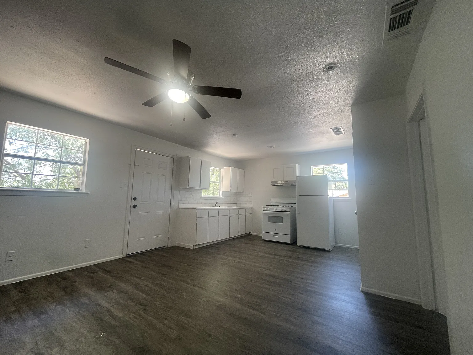 3 bed, 950 sqft, $1,300 — Photo 3