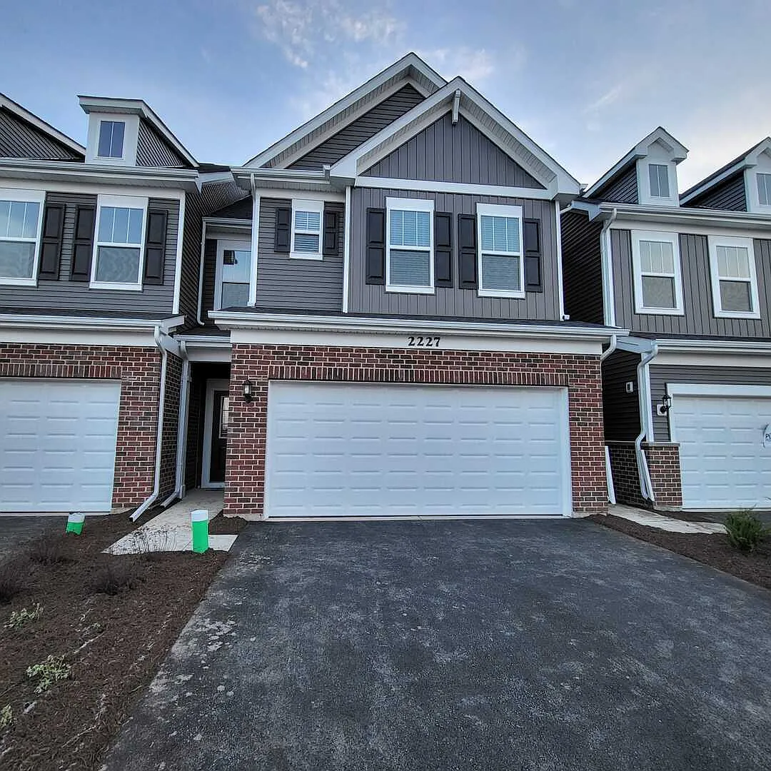 3 bed, 2.5 bath, 1858 sqft, $3,000 — Photo 1