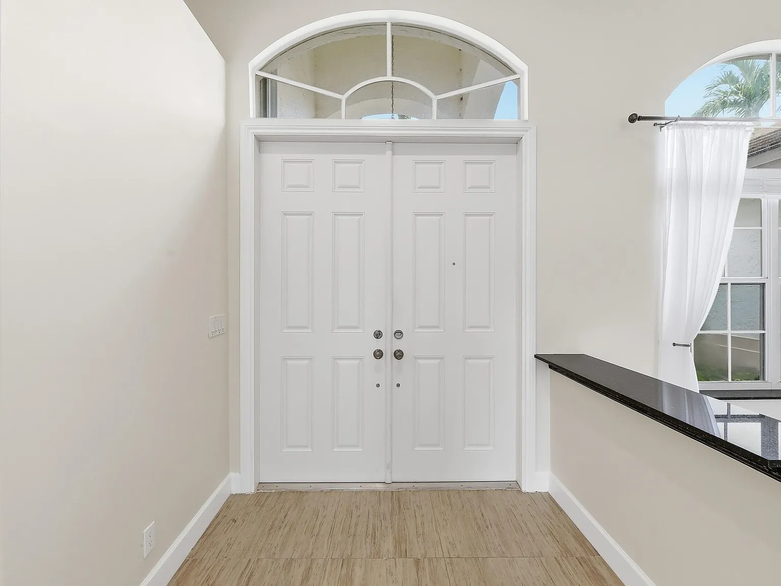 5 bed, 3.0 bath, 2619 sqft, $8,300 — Photo 4