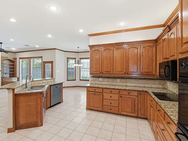 1020 Highland Oaks Dr — Photo 11