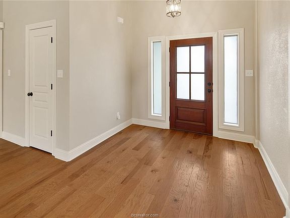 4th image of 8409 Justin Ave