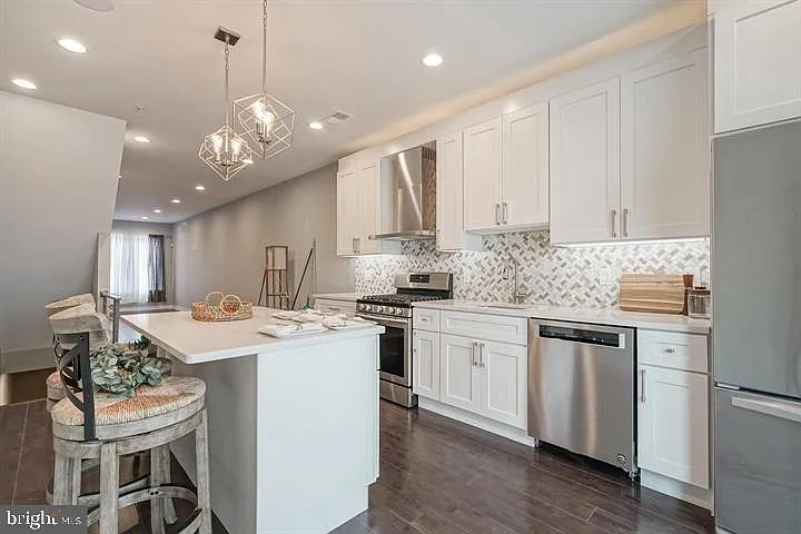 4 bed, 3.0 bath, 2600 sqft, $3,000 — Photo 3