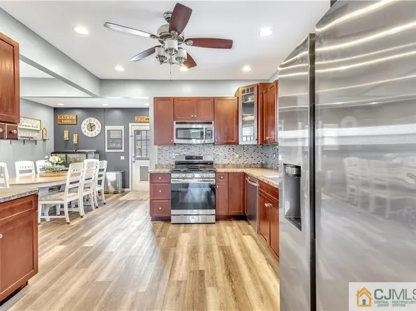 21 E Pleasant Ave, Sewaren, NJ 07077