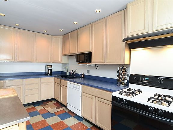 3rd image of 3424 N Damen Ave