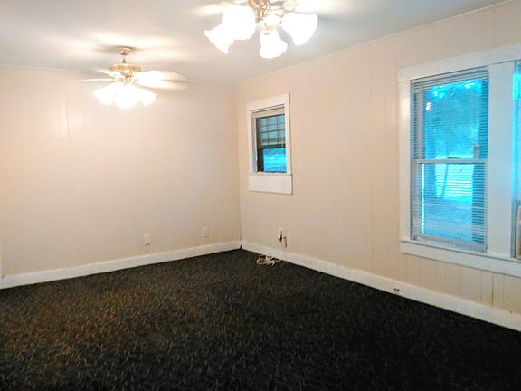 living room/dining area