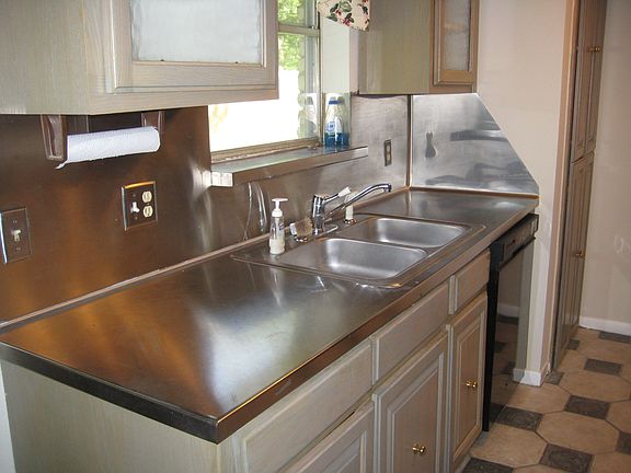 It has wonderful stainless steel counter tops.