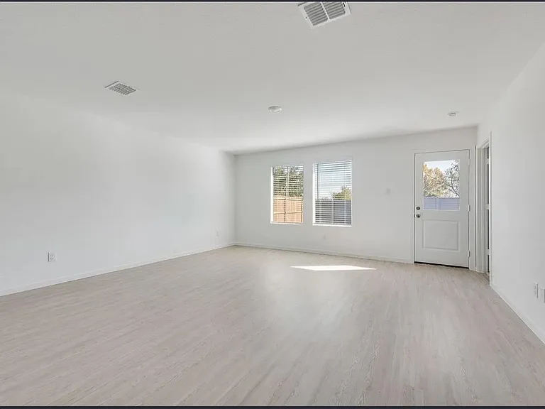 2032 Derby Ln — Photo 10