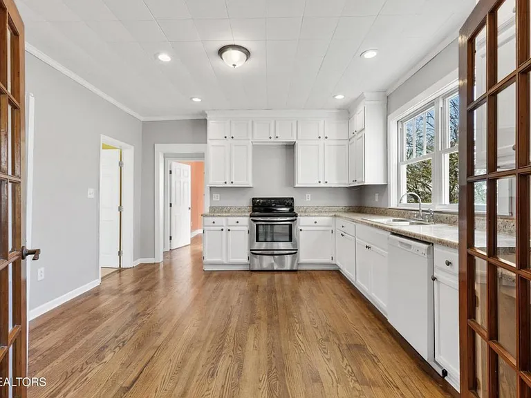 614 W Broadway St — Photo 5