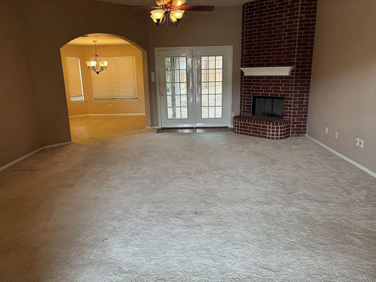 3 bed, 2.0 bath, 1715 sqft, $1,895 — Photo 2