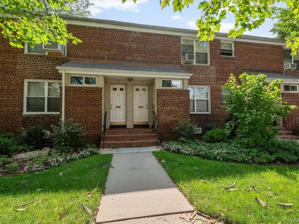 74 Edwards Street #2B, Roslyn Heights, NY 11577