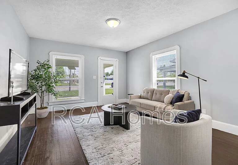1011 E Raymond St — Photo 3