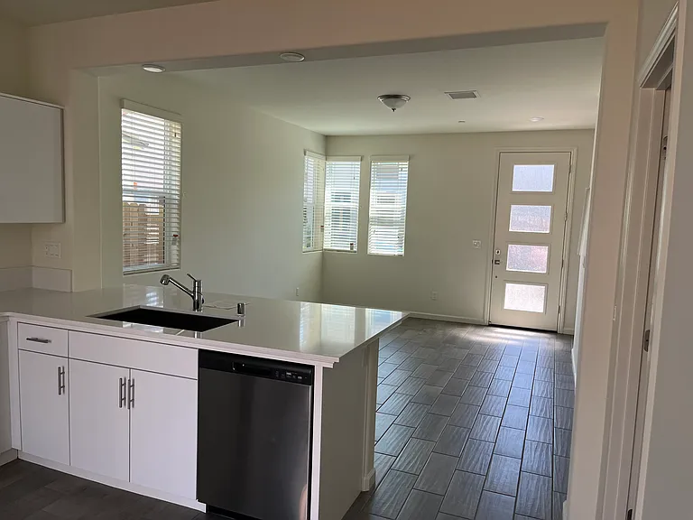 2046 N Hammel Ln — Photo 2