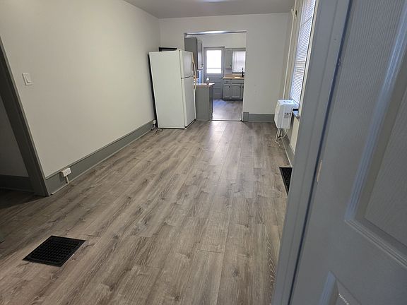3rd image of 442 Eleanor St APT 1
