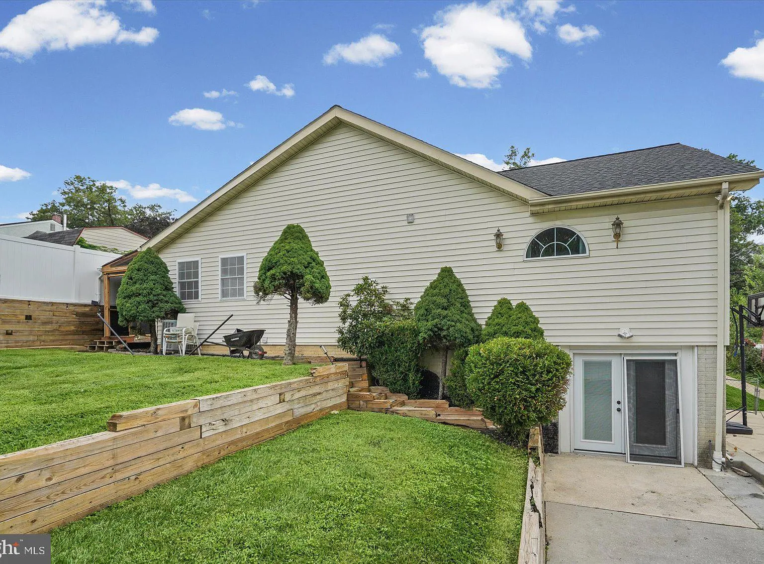 5 bed, 3.0 bath, 2699 sqft, $3,600 — Photo 4