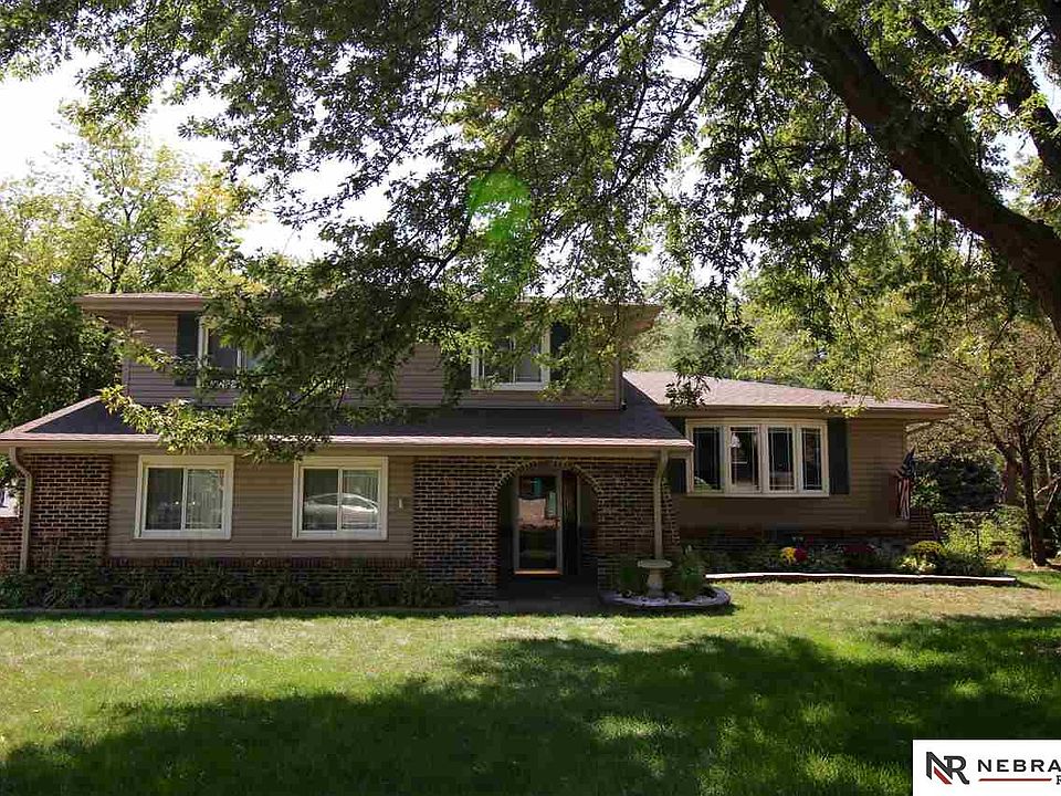 1st image of 835 Crest Dr