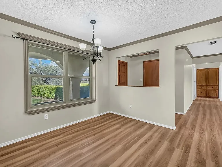 1111 Vivienne St — Photo 4