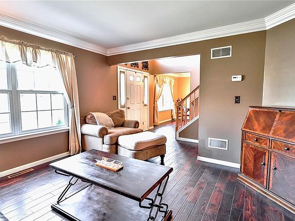 5th image of 812 Blue Spruce Ln