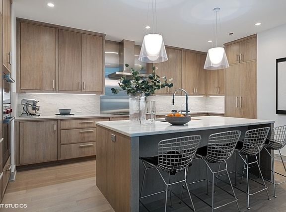 5th image of 1550 N Clark St #702