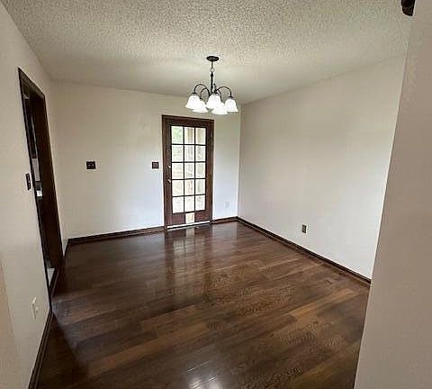 3rd image of 121 Pond Dr