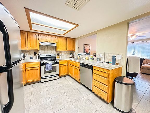 5th image of 221 E Upjohn Ave