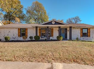 822 Windmill Dr, Ballwin, MO 63011