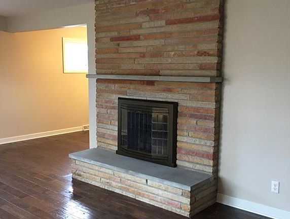 3rd image of 1755 Carnegie Ave