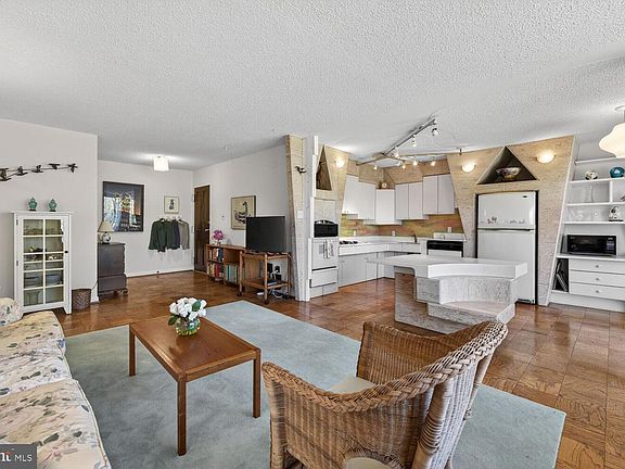 5th image of 2100 Washington Ave APT 6A