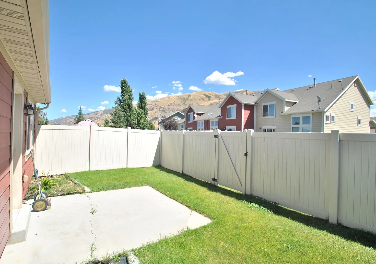 Elk Mountain Community Living | Community Pool & Gym — Photo 2