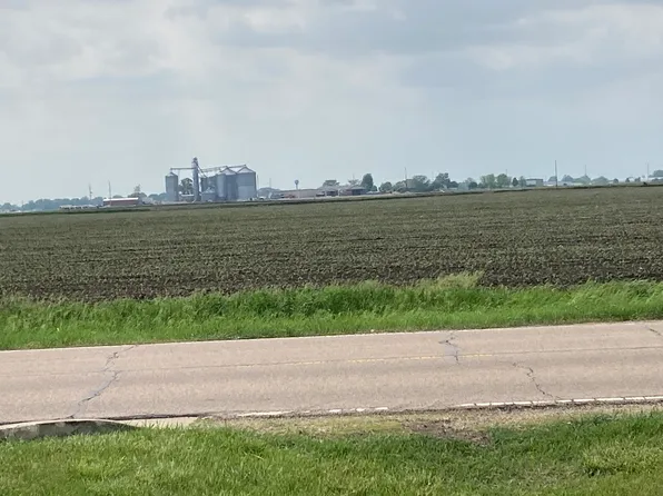 2927 Peoria St, Peru, IL 61354